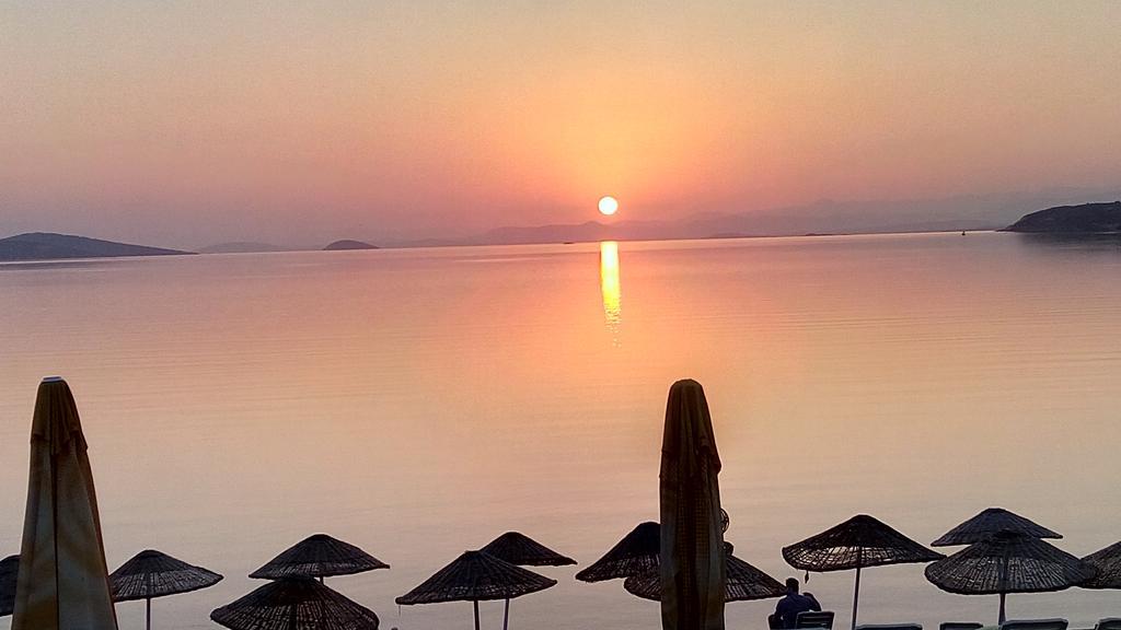 Cunda Beyaz Balina Hotel ไอวาลิค ภายนอก รูปภาพ